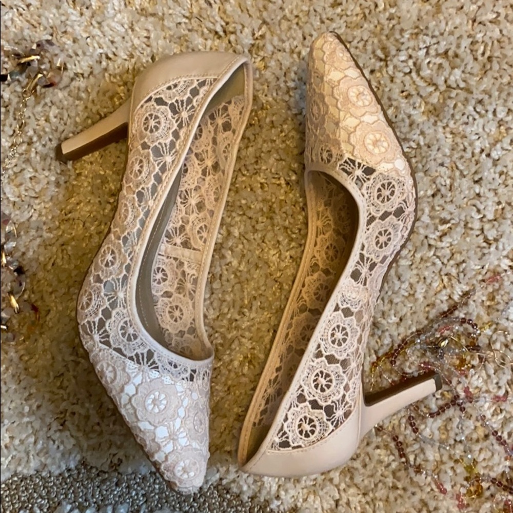 NWOT wide width pumps with lace detail sz 10